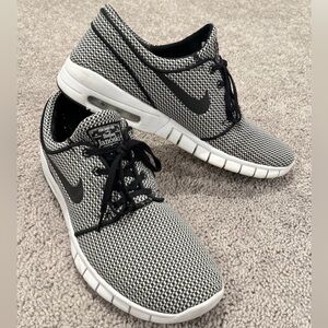 Nike SB Janoski Max Black/White EUC